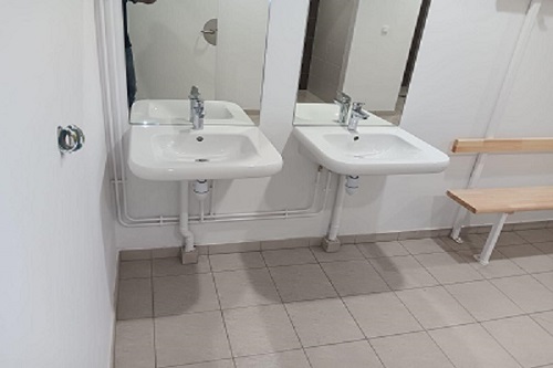 Double lavabos propre après nettoyage