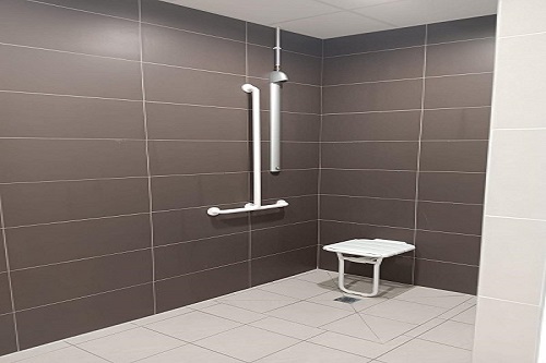 Salle de bain propre après nettoyage